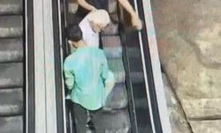 İstanbul - Taksim'de 67 yaşındaki adamın boğazını sıkıp gasbettiler; o anlar kamerada