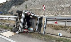 Kırıkkale'de hafif ticari araç devrildi; 1 ölü, 1 yaralı
