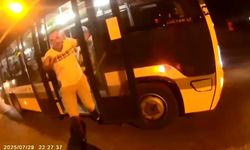 Kullandığı motosikletle otobüsle refüjün arasında sıkışmaktan ani fren yaparak kurtuldu