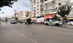 Motosikletin yayaya ardından otomobile çarptığı kaza kamerada: 1 ölü, 2 yaralı