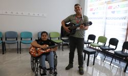 11 yılda 12 ameliyat ve 10 yara tedavisi olan Zeynep, müzikle hayata tutundu