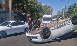 14 yaşındaki sürücünün kullandığı otomobil park halindeki otomobile çarpıp, takla attı