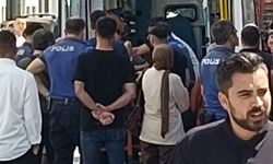 2 kardeş, kaldırımda yürüyen 2 kişiyi bıçakladı