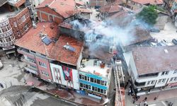 5 katlı binanın çatı katında çıkan yangın söndürüldü