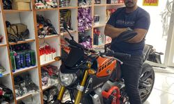 Adana'da refüje ve aydınlatma direğine çarpan motosikletin sürücüsü öldü