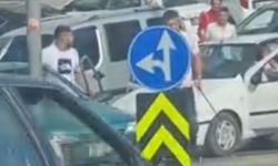 Ankara'da trafikte önünü kestikleri sürücüye bıçak ve kılıçlı saldırı kamerada