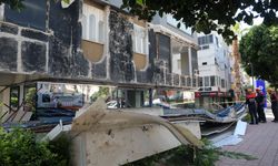 Antalya - Binanın dış cephe kaplaması düştü; faciadan dönüldü /Video eklendi