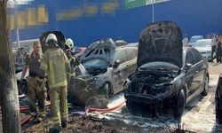 AVM'nin otoparkında çıkan yangında 8 araç zarar gördü