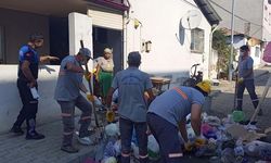 Aydın'da daha önce de 9 kez temizlenen evden 7 traktör römorku çöp çıktı