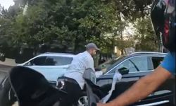 Bahşiş almak için metrelerce koşup, gelin arabasının kaputuna atladı