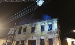 Balıkesir'de 2 katlı tarihi bina yandı