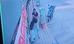 Bekçi, market çırağını darbetti; o anlar kamerada