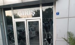 Belediye binasının kapısına kaldırım taşıyla zarar verdi