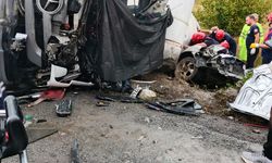 Beton mikseri, otomobilin üzerine devrildi; 1 ölü, 1 yaralı