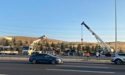 Beton mikseri otomobilin üzerine devrildi; 6 yaralı