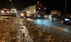 Bolu Dağı'nda 2 TIR çarpıştı; yola saçılan tuğlalar ulaşımı aksattı