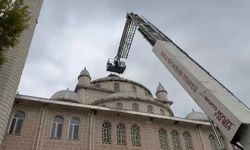Cami kubbesinde ayağı sıkışan leylek kurtarıldı