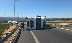 Çay yüklü TIR devrildi, otoyol kavşağı 3 saat trafiğe kapandı