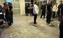 Çeşme'de eğlence mekanında taşkınlık çıkarıp, işletmeciyi ayağından vurdular