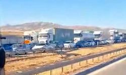 Devrilen TIR’ın şoförü yaralandı, yolda uzun araç kuyruğu oluştu