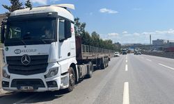 Dilovası'nda TIR'daki profiller yola düştü; İstanbul istikameti ulaşıma kapandı