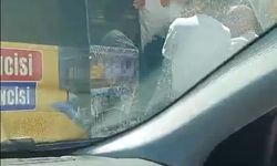 Dolmuş şoförü, tartıştığı sürücünün otomobilini tekmeledi; o anlar kamerada