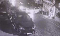 Ehliyetsiz ve alkollü sürücü, otomobille kaldırıma ve araçlara çarptı; kaza kamerada