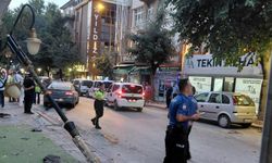 Ehliyetsiz ve alkollü sürücünün otomobili kaldırıma çıktı, yayalar son anda kurtuldu