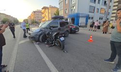 Elazığ’da motosiklet, hafif ticari araca çarptı: 3 yaralı