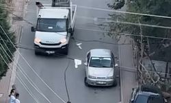 Elektrik kablosuna takılan güvercini kamyonetin kasasına çıkarak kurtardı
