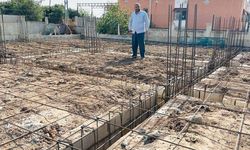 Engelli imam, gönüllülerle birlikte depremde yıkılan camiyi yeniden inşa etti