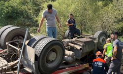Erzurum'da İran plakalı TIR devrildi; şoför öldü