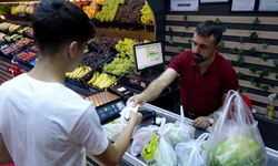 Erzurumlu manav, iş yerine 2 poşet dolusu çorap bırakan kadını arıyor