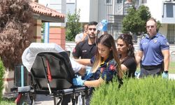 Eşiyle tartışıp, kendisini omzundan vurdu