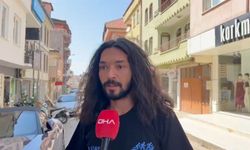 Eşyalarını taşıdığı halatın üzerinde gitar çalıp, şarkı söyledi
