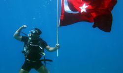 Fethiye'de su altında Türk bayrakları açtılar