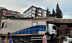 Freni boşalan kamyon, restorana girdi: kaza anı kamerada