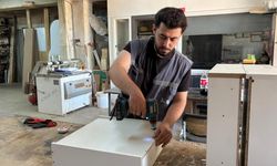 Gündüz mobilya atölyesinde, akşam film setinde