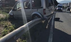 Hafif ticari araç bariyerlere çarptı: 2 yaralı