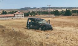 Hafif ticari araç, yol silindirine çarptı: 1 ölü, 1 ağır yaralı