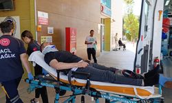 Hafif ticari araçla çarpışan otomobilin sürücüsü yaralandı; kaza kamerada