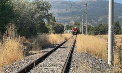 Hemzemin geçitte yük treni çarpan yaya yaralandı
