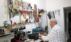 Hurdadan topladığı asırlık makineleri tamir edip çalışır hale getiriyor