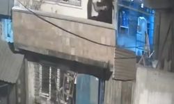 Husumetli komşular, balkonlardan çatıştı
