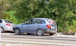 İş makinesi, kavşakta duran otomobillere çarptı: 3 yaralı