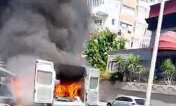 İstanbul - Avcılar D-100'de minibüs alev alev yandı