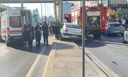 İstanbul- Avcılar'da otomobil aydınlatma direğine çarptı; kaza kamerada