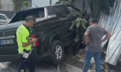 İstanbul - Bağcılar’da işçilerin kaldığı konteynere pikap çarptı; kaza anı güvenlik kamerasında