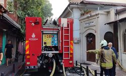 İstanbul- Balat'ta tarihi hamamda yangın çıktı; vatandaşlar hortumla müdahalede etti