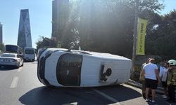 İstanbul - Beşiktaş’ta İETT otobüsü ile çarpışan minibüs devrildi: 1 yaralı
